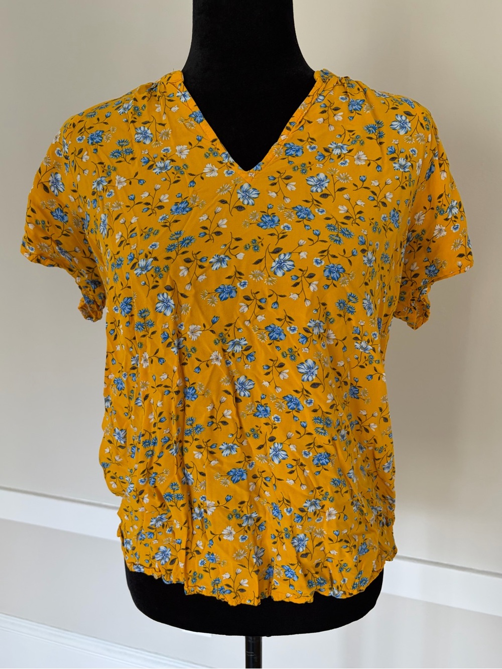 Old Navy Mustard Yellow V-Neck Short Sleeve Floral Top Boho Flowy Relax Fit Sz M